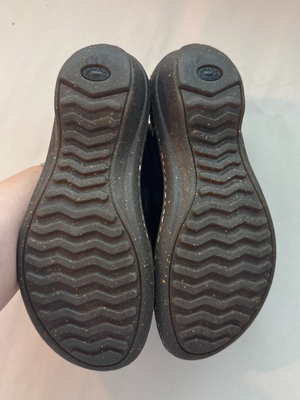 UGG Australia Slippers Women's Size 6 Black F8007D Leather & Genuine Sheepskin - Picture 2 of 13
